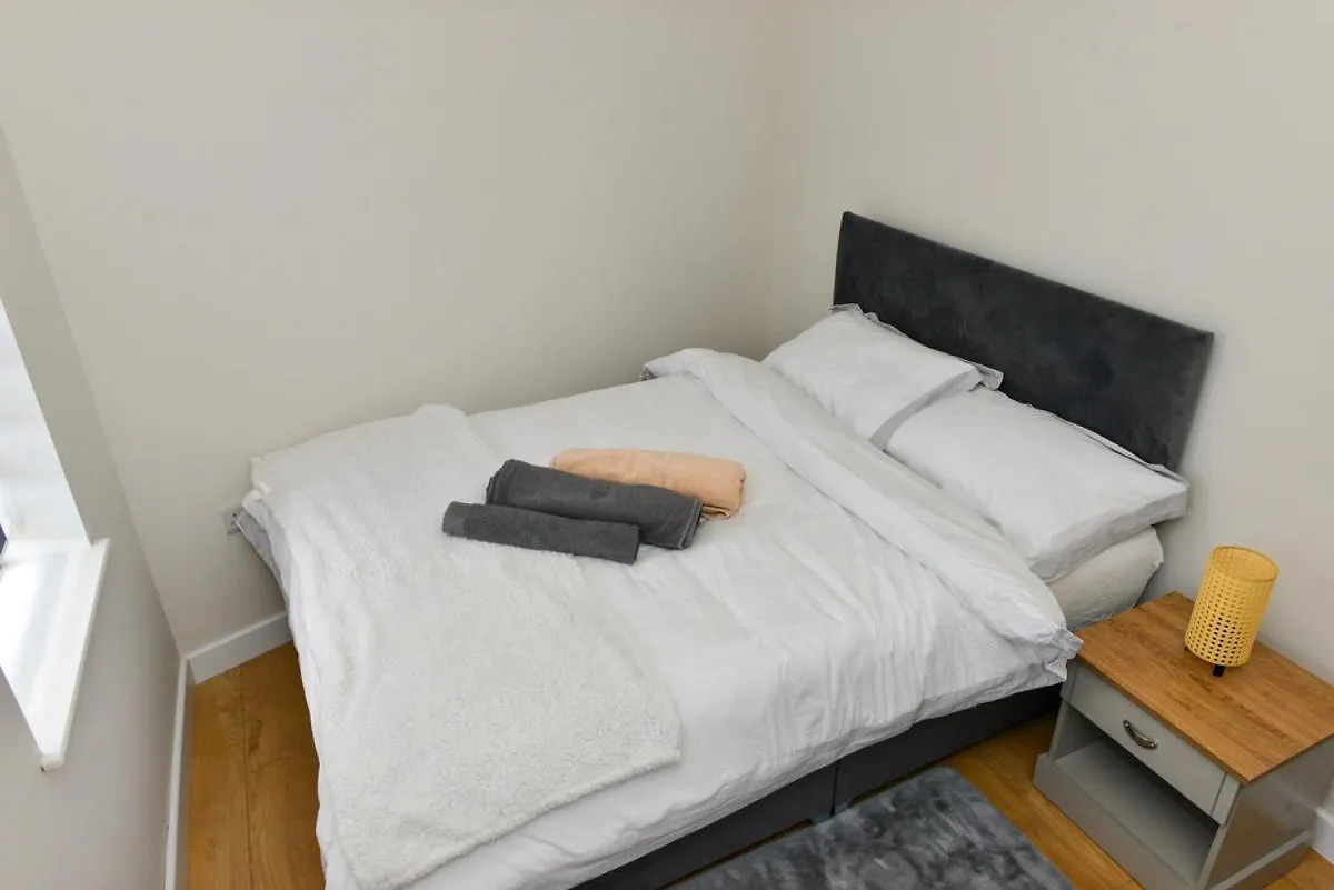 Esterville Apartments 1 And 2 Bedrooms Hot Tub Extra Fee 벨파스트